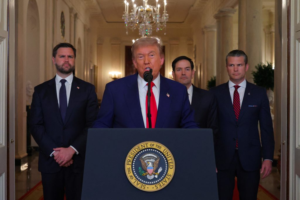 El presidente de Estados Unidos, Donald Trump, anuncia el ataque contra instalaciones nucleares iraníes el 21 de junio de 2025, en una breve comparecencia ante los medios en Washington junto al vicepresidente, JD Vance, el secretario de Estado, Marco Rubio, y el secretario de Defensa, Pete Hegseth.