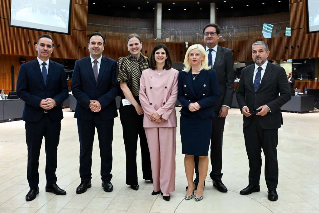 El ministro español para la Transformación Digital y de la Función Pública, Óscar López (segundo por la derecha), posa con sus homólogos de la UE tras una reunión en Luxemburgo, el 6 de junio de 2025.
