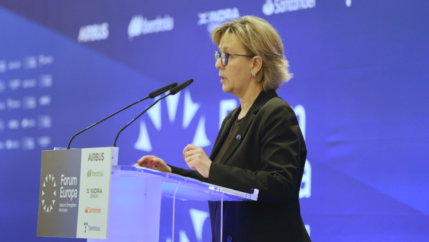 La comisaria europea de Servicios Financieros y Unión del Ahorro y la Inversión, María Luisa Albuquerque, durante su intervención en el foro NEF, en Bruselas, el 23 de junio de 2025.