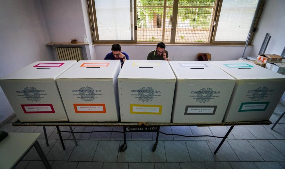 Urnas en un colegio electoral de Roma.