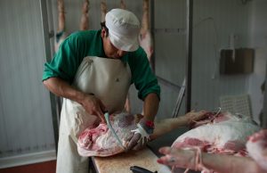 China aplaza su decisión sobre la investigación de la UE sobre la carne de cerdo