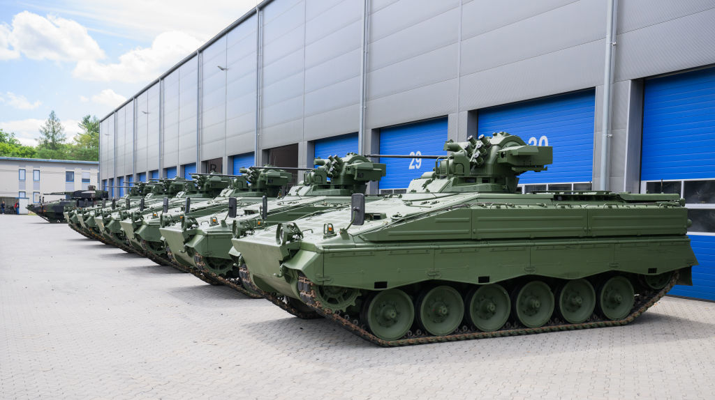 Carros de combate ligeros, modelo Marder, expuestos en una planta de la fábrica alemana de Rheinmetall en Unterlüß, Baja Sajonia, el 14 de julio de 2022.