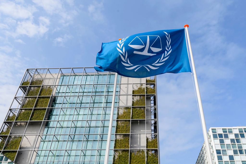 Bandera con el logotipo de la Corte Penal Internacional (CPI), en una imagen del 29 de marzo de 2022 en La Haya, Países Bajos.