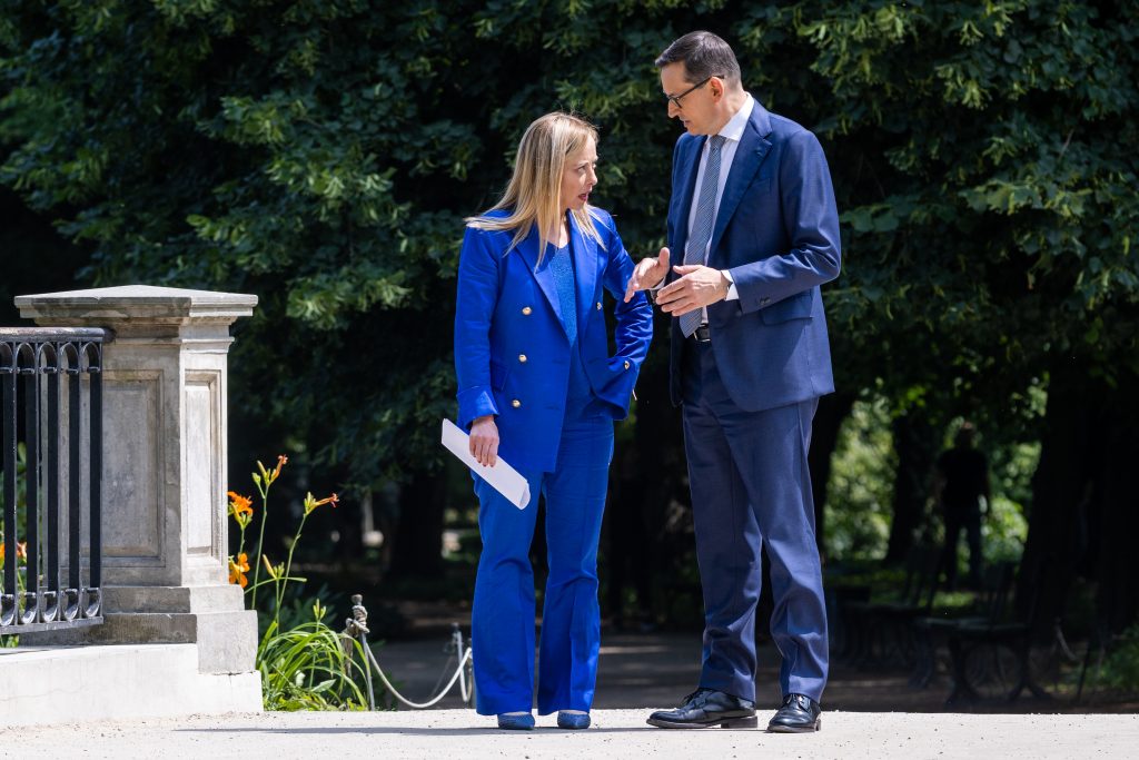 El primer ministro polaco, Mateusz Morawiecki ,y la primera ministra italiana, Giorgia Meloni, durante una reunión en Varsovia el 5 de julio de 2023.