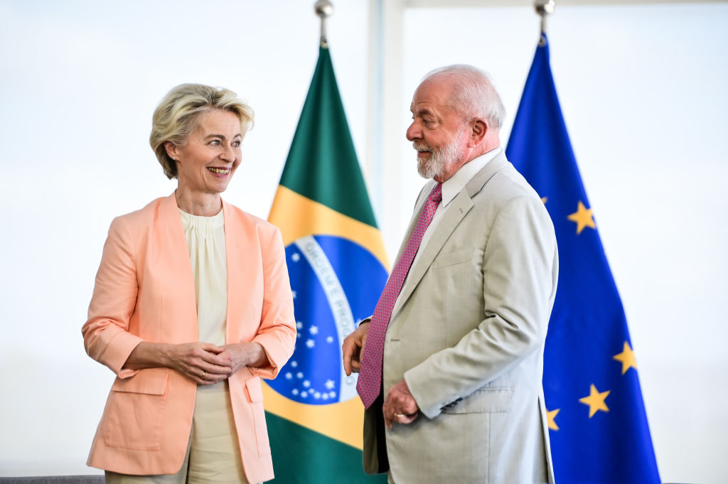 El presidente de Brasil, Luiz Inácio Lula da Silva, recibe a la presidenta de la Comisión Europea, Ursula von der Leyen, en el Palacio de Planalto en Brasilia, el 12 de junio de 2023.