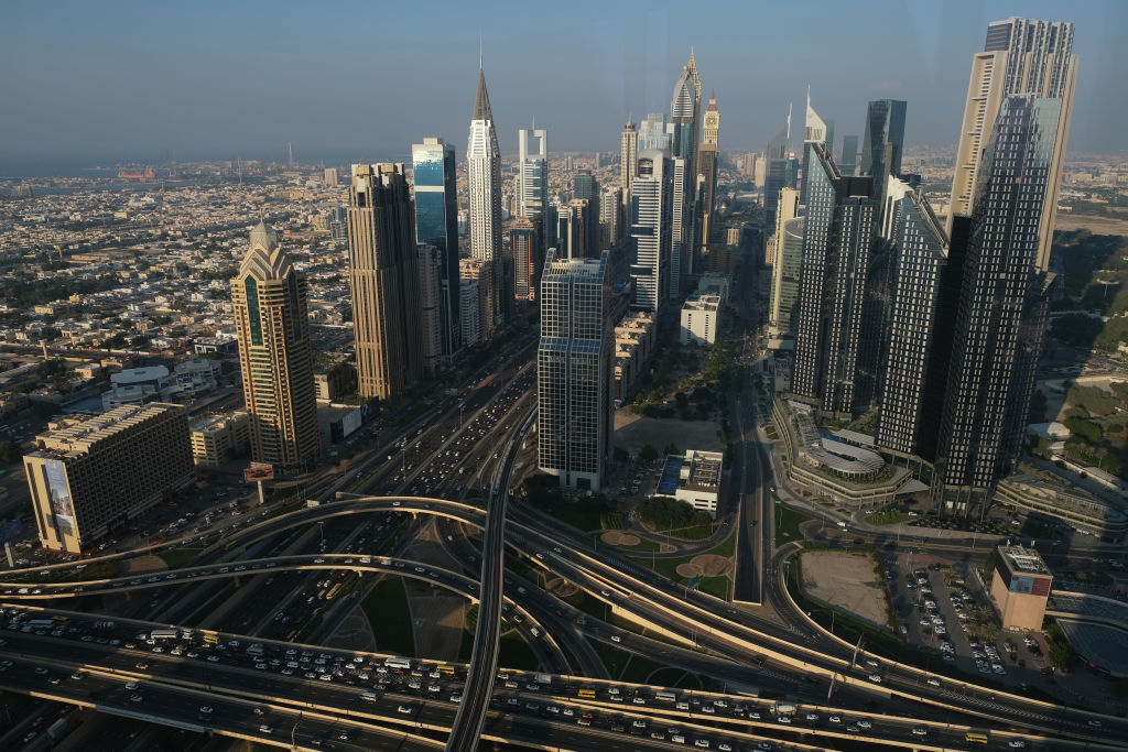 Vista panorámica de varios rascacielos sobre una autopista en el distrito del Centro Financiero de Dubái, EAU, el 7 de diciembre de 2023