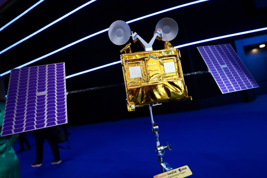 Una maqueta del JoeySat, satélite desarrollado por OneWeb y la Agencia Espacial Europea (ESA), en el Mobile World Congress en Barcelona, España, el 2 de abril de 2024.