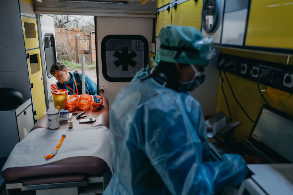 Médicos y personal sanitario de las ONG Frida y la Misión Médica Polaca brindan asistencia médica en Slatyne, Járkov, Ucrania, el 16 de abril de 2024.