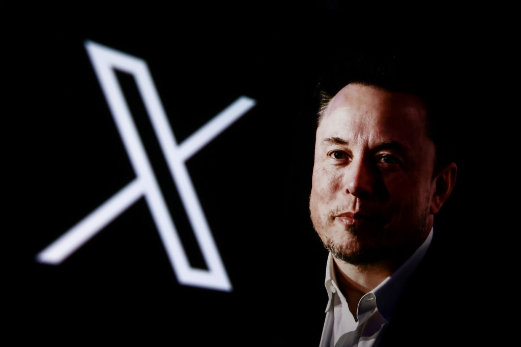 Elon Musk y el logotipo de X, en una fotografía tomada en Cracovia, Polonia, el 22 de enero de 2024.