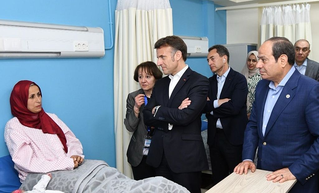 El presidente de Francia, Emmanuel Macron, y el presidente egipcio, Abdel Fattah al-Sisi, visitan el centro logístico de la Media Luna Roja Egipcia y a pacientes palestinos que reciben tratamiento en Arish, Egipto, el 8 de abril de 2025.