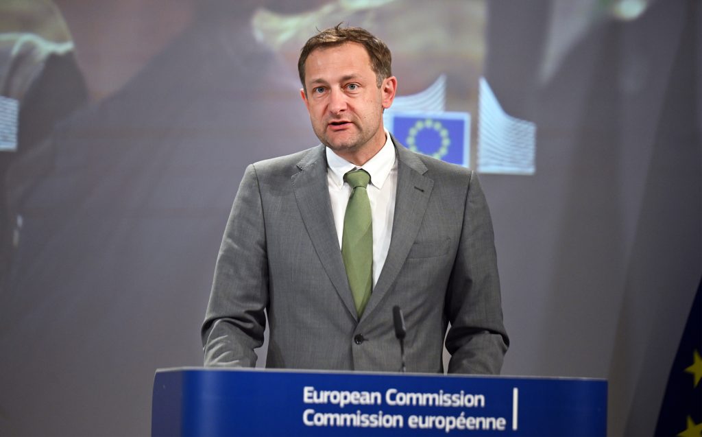 El comisario europeo de Agricultura y Alimentación, Christophe Hansen, ofrece una rueda de prensa en la sede de la Comisión Europea en Bruselas, el 14 de mayo de 2025.