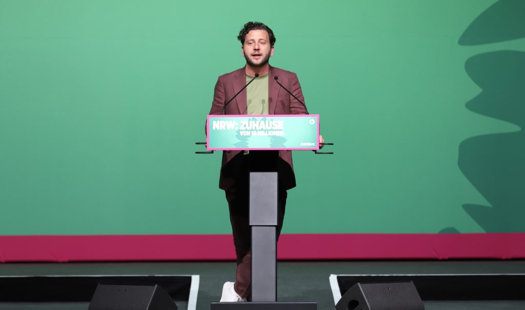 Felix Banaszak interviene en un mitin de los Verdes en Colonia, el 24 de mayo de 2025.