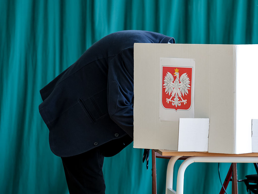 Una persona emite su voto en un colegio electoral de Cracovia, Polonia, el domingo 1 de junio de 2025.