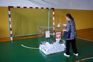 Crece la tensión por sospechas de irregularidades en las elecciones polacas