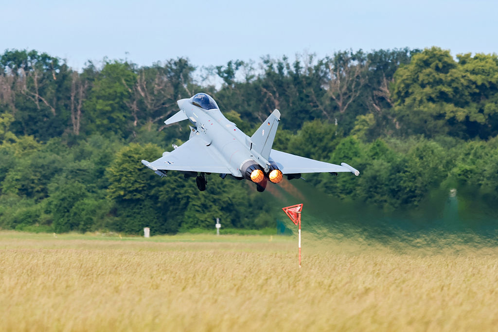 Un Eurofighter de las fuerzas aéreas alemanas  despega del aeródromo de Nörvenich para unas maniobras en dirección a Suecia, el 4 de junio de 2025.