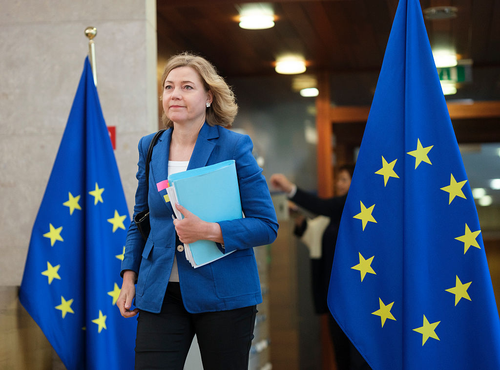La Comisaria europea de Soberanía Tecnológica, Henna Virkkunen, llega a la reunión semanal del Colegio de Comisarios en la sede del ejecutivo comunitario en Bruselas, el 4 de junio de 2025.