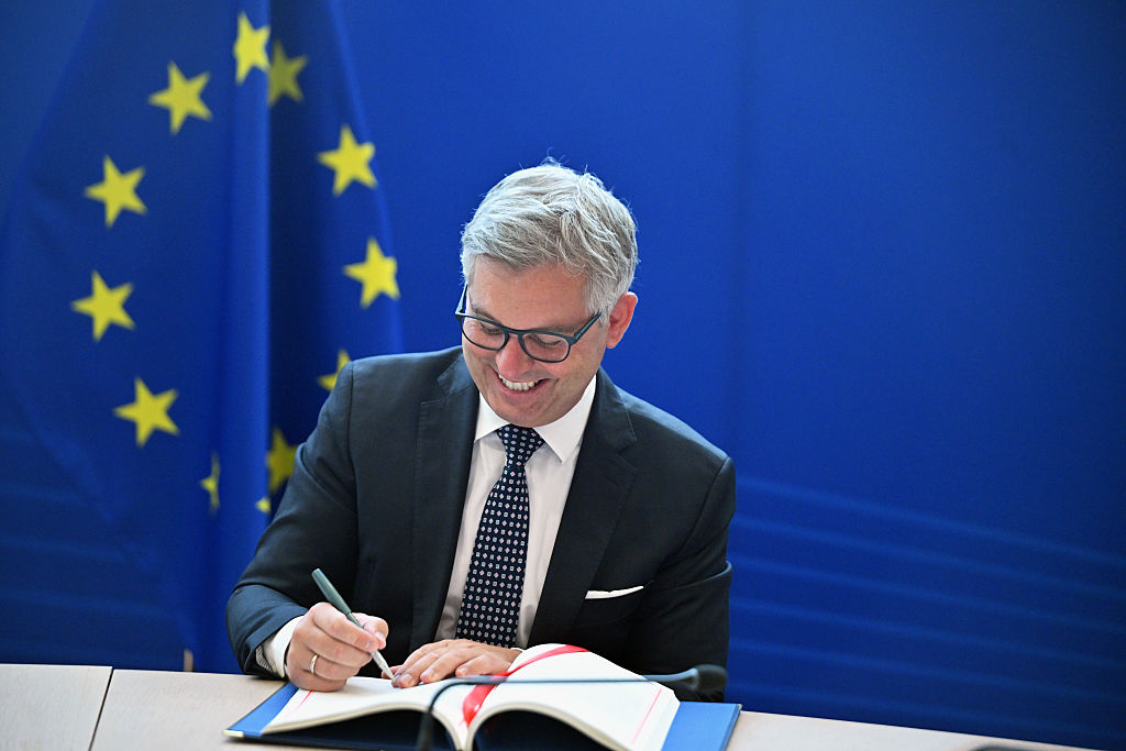 El comisario europeo de Asuntos de Interior y Migración, Magnus Brunner, en una ceremonia de firma, el 11 de junio de 2025 en Bruselas, de un acuerdo con las autoridades de Bosnia y Herzegovina sobre la agencia europea Frontex.