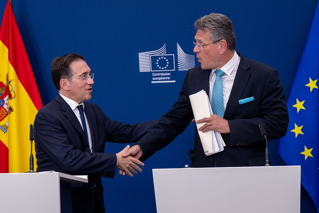 El ministro español de Asuntos Exteriores, José Manuel Albares (izquierda), y el comisario de Comercio y negociador de la UE con el Reino Unido, Maros Sefcovic (derecha), se saludan en la sede de la Comisión Europea en Bruselas, el 11 de junio de 2025.