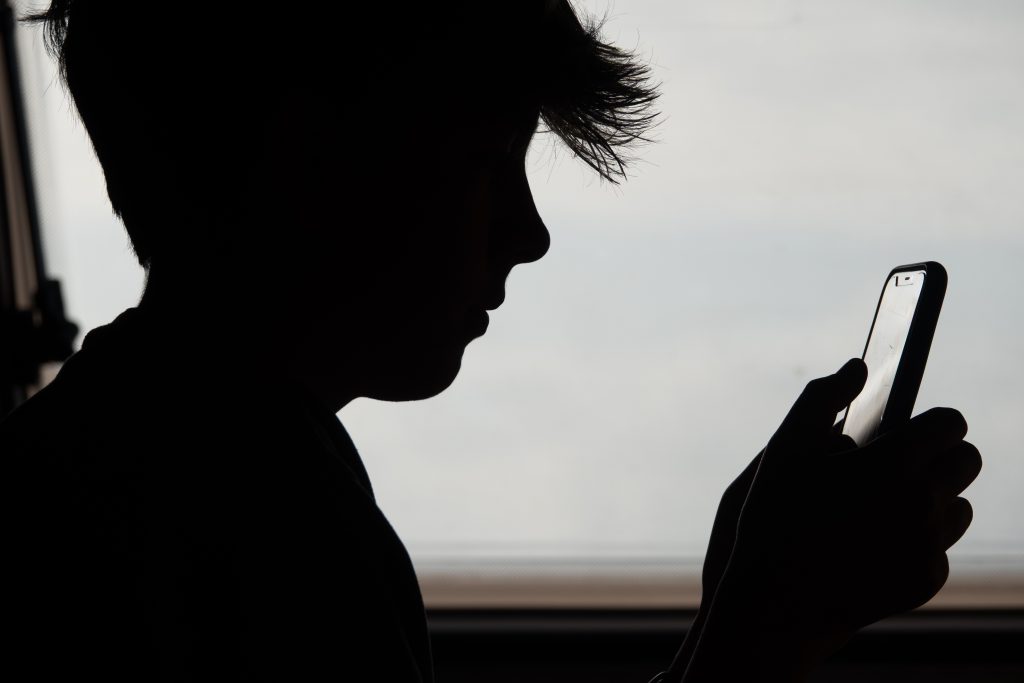 Un niño mira la pantalla de un iPhone el 26 de mayo de 2025 en Penzance, Inglaterra.