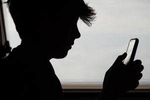 Ministros de la UE respaldan un programa para mitigar el impacto de las redes sociales en la salud mental de los jóvenes