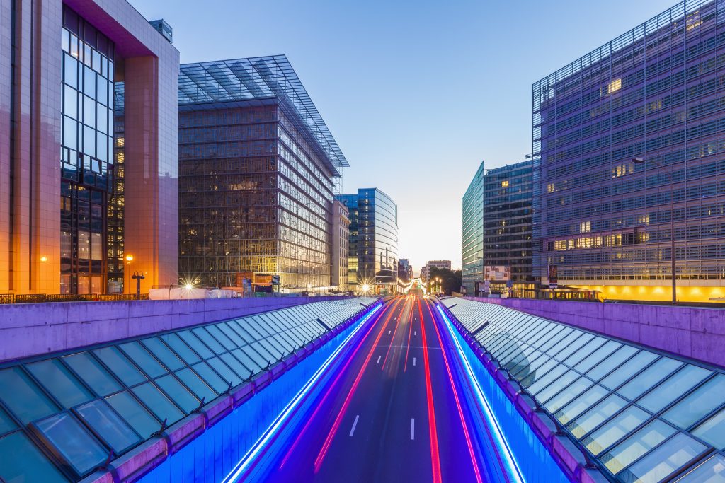 Imagen de archivo de la Rue de la Loi en Bruselas, a menudo descrita como “la calle más fea del mundo”, al atardecer, con varios edificios sede de oficinas de la UE.