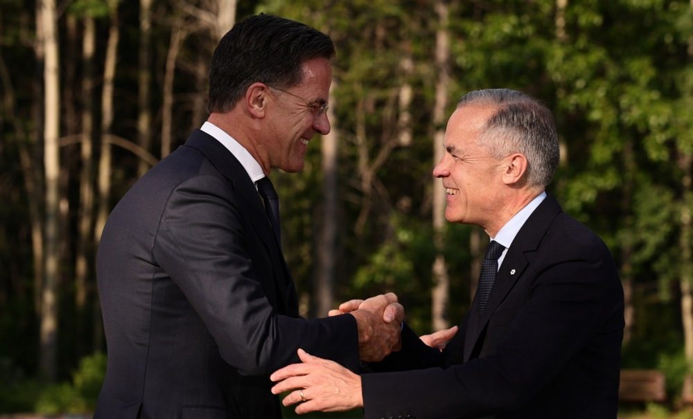 El primer ministro de Canadá, Mark Carney (der.), saluda al Secretario General de la OTAN, Mark Rutte, en la Cumbre del G7 en Kananaskis, Canadá, el 17 de junio de 2025.