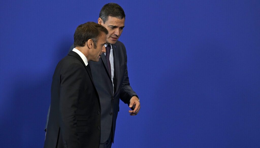 El presidente de Francia, Emmanuel Macron, y el presidente del Gobierno, Pedro Sánchez.