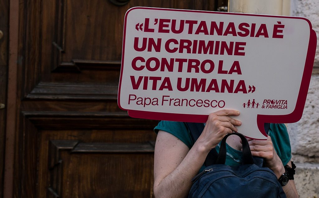 Una persona con una pancarta en la manifestación del Movimiento Pro Vida y Familia contra el aborto y el suicidio asistido en Roma, el 10 de mayo de 2025.