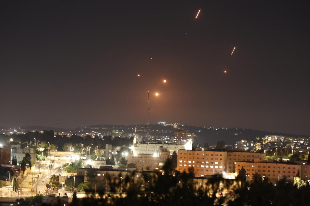 Misiles iraníes cruzan el cielo de Jerusalén el 13 de junio de 2025, como respuesta a los bombardeos de Tel Aviv contra instalaciones nucleares iraníes.