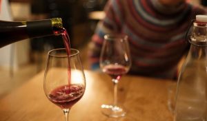 La UE analiza una controvertida sustancia química detectada en el agua y el vino en Europa