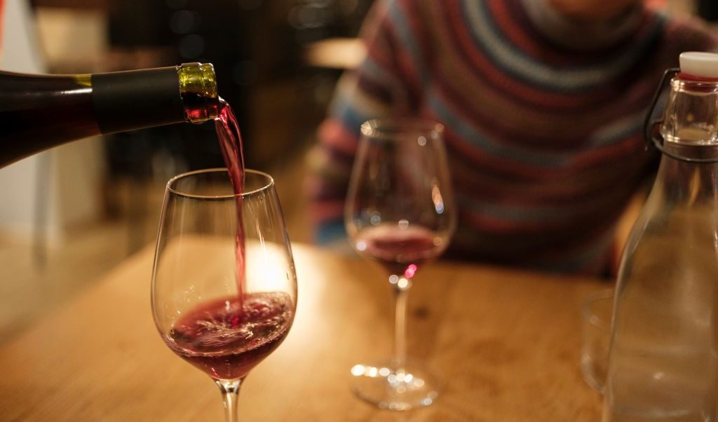 ONG alertan de posibles sustancias tóxicas en el vino y el agua en la UE.