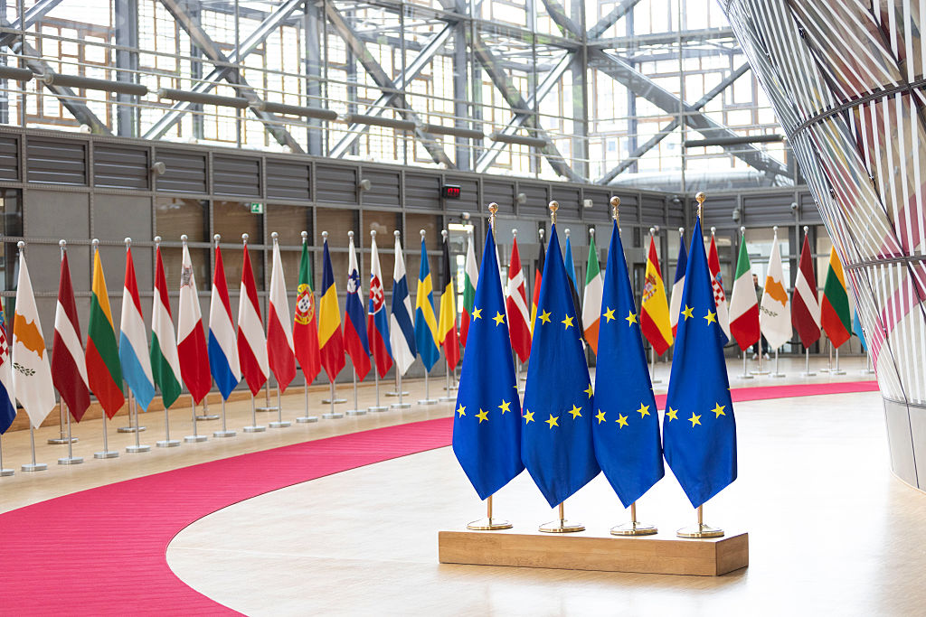 Banderas de los países miembros de la UE en el edificio del Consejo, en Bruselas.