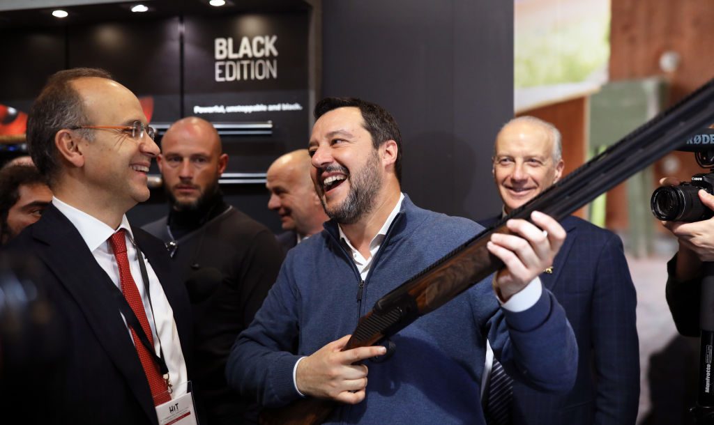 El líder de La Liga, Matteo Salvini, sostiene un rifle Beretta junto a Carlo Ferlito, director general de Beretta, en la feria HIT el 9 de febrero de 2019 en Vicenza, Italia.