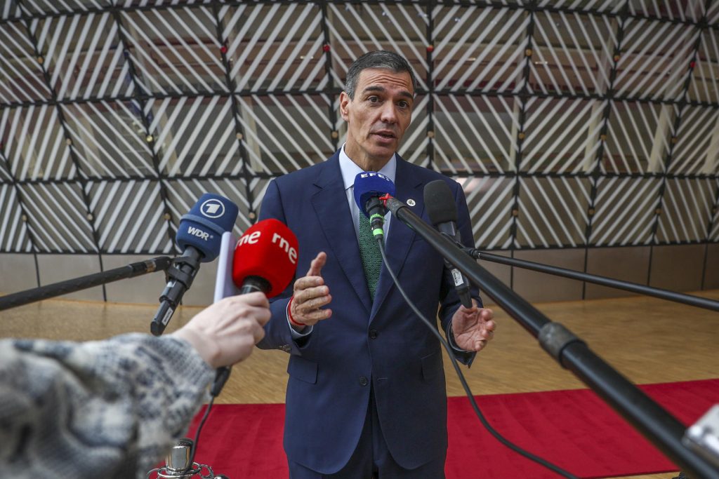 Sánchez atiende a los medios en Bruselas, el 26 de junio de 2025