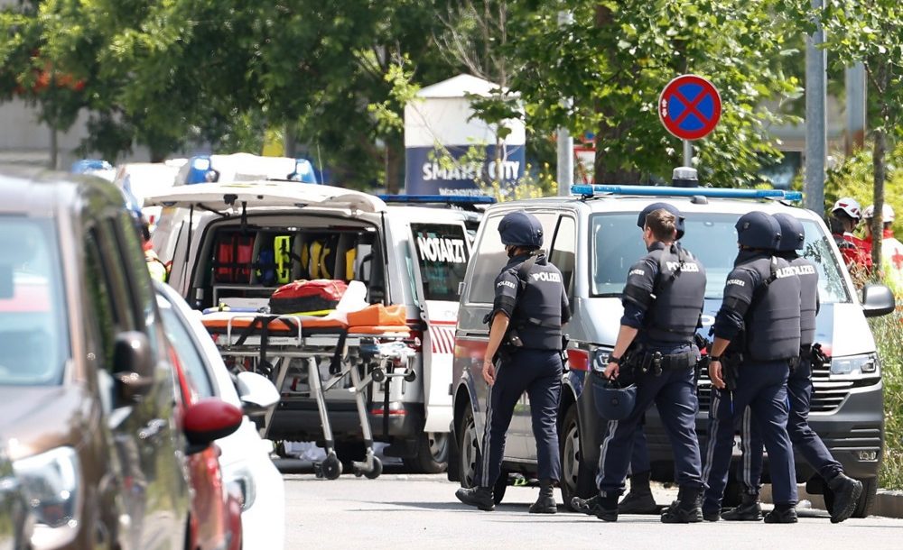 Policía y personal médico frente al instituto Dreierschützengasse tras un tiroteo en Graz, Austria, el 10 de junio de 2025.