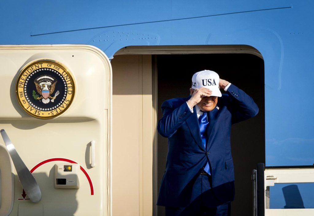 El presidente de Estados Unidos, Donald Trump, a su llegada a Países Bajos, en el aeropuerto de Schiphol, Amsterdam, el 24 de junio de 2025