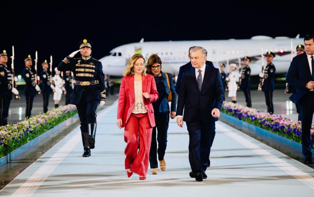 La primera ministra italiana, Giorgia Meloni, y el presidente uzbeko, Shavkat Mirziyoyev, en Samarcanda, Uzbekistán, el 28 de mayo de 2025.