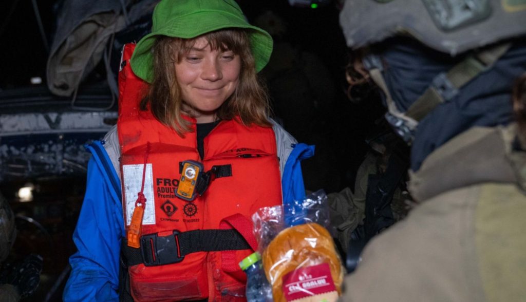 Efectivos de las Fuerzas de Defensa de Israel (IDF) ofrecen bocadillos y agua a los activistas del barco Madleen, entre ellos Greta Thunberg, el 9 de junio de 2025.