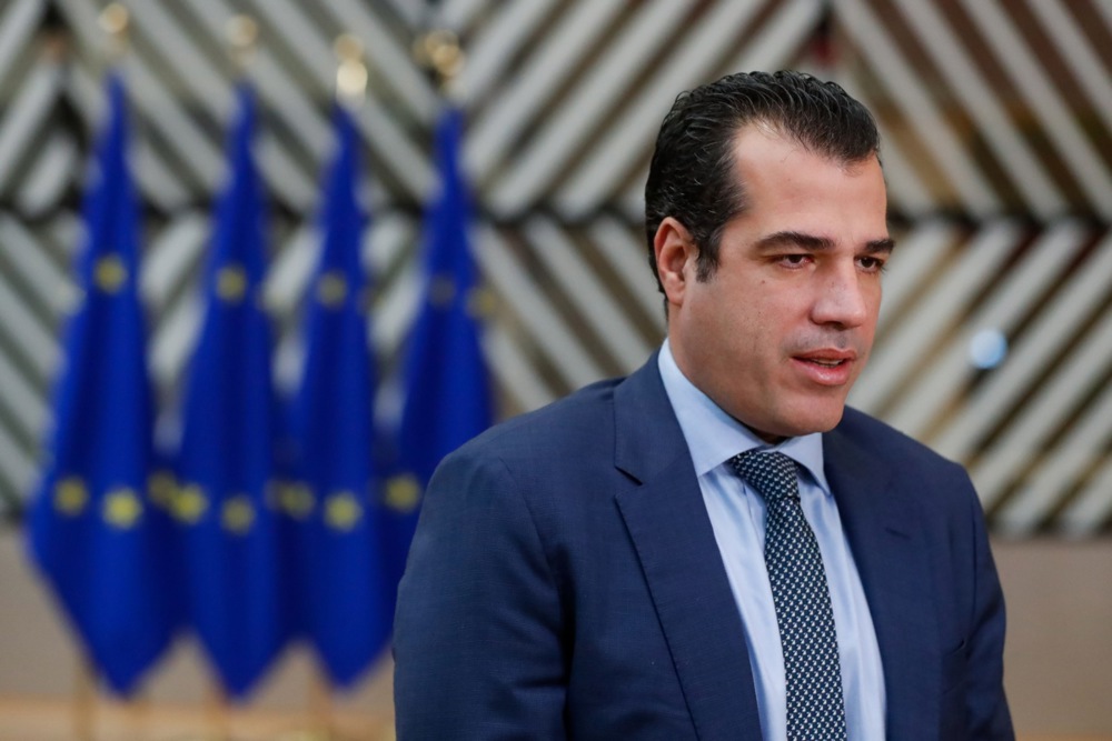 El ministro griego de Sanidad, Athanassios ‘Thanos’ Plevris, habla con la prensa antes de un Consejo de Empleo en Bruselas, el 9 de diciembre de 2022.
