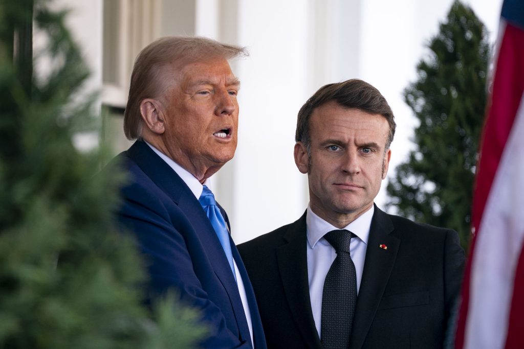 El presidente de Estados Unidos, Donald Trump, saluda al presidente de Francia,  Emmanuel Macron,  en el exterior del Ala Oeste de la Casa Blanca, en Washington, D.C., el 24 de febrero de 2025.