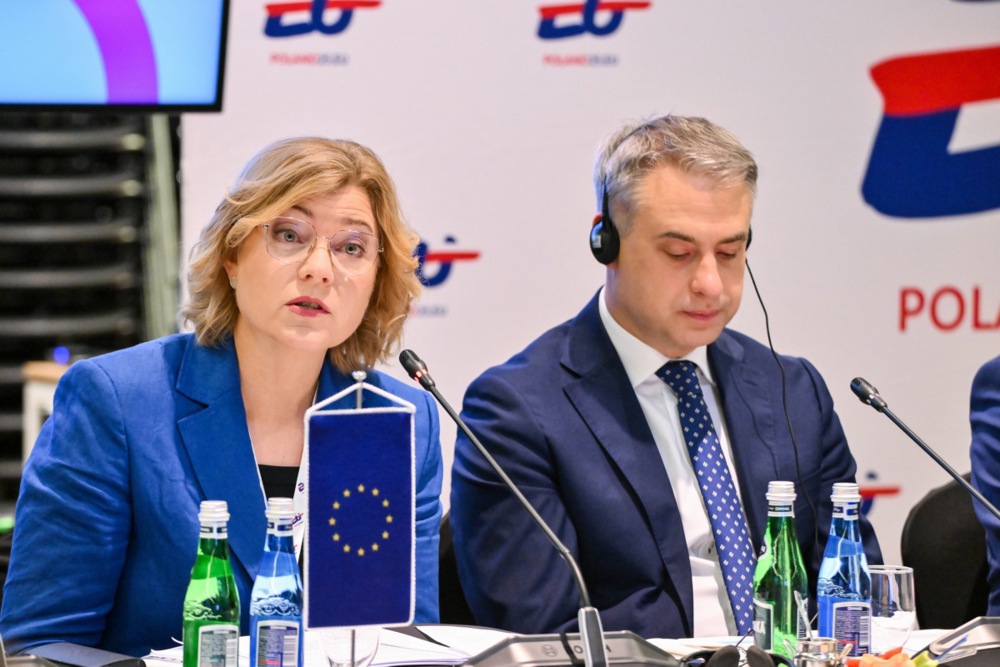 La vicepresidenta ejecutiva de la Comisión Europea para la Soberanía Tecnológica,  Henna Virkkunen (izq.), y el ministro polaco de Asuntos Digitales, Krzysztof Gawkowski (der.), en una reunión en Gdansk, Polonia, el 18 de junio de 2025.