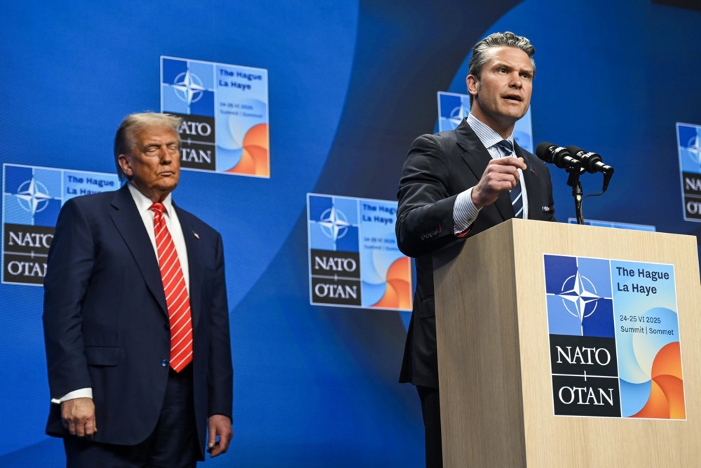 El presidente de Estados Unidos, Donald Trump (i), y el secretario estadounidense de Defensa, Pete Hegseth, ofrecen una rueda de prensa tras la cumbre de la OTAN en La Haya (Países Bajos), el 25 de junio de 2025.