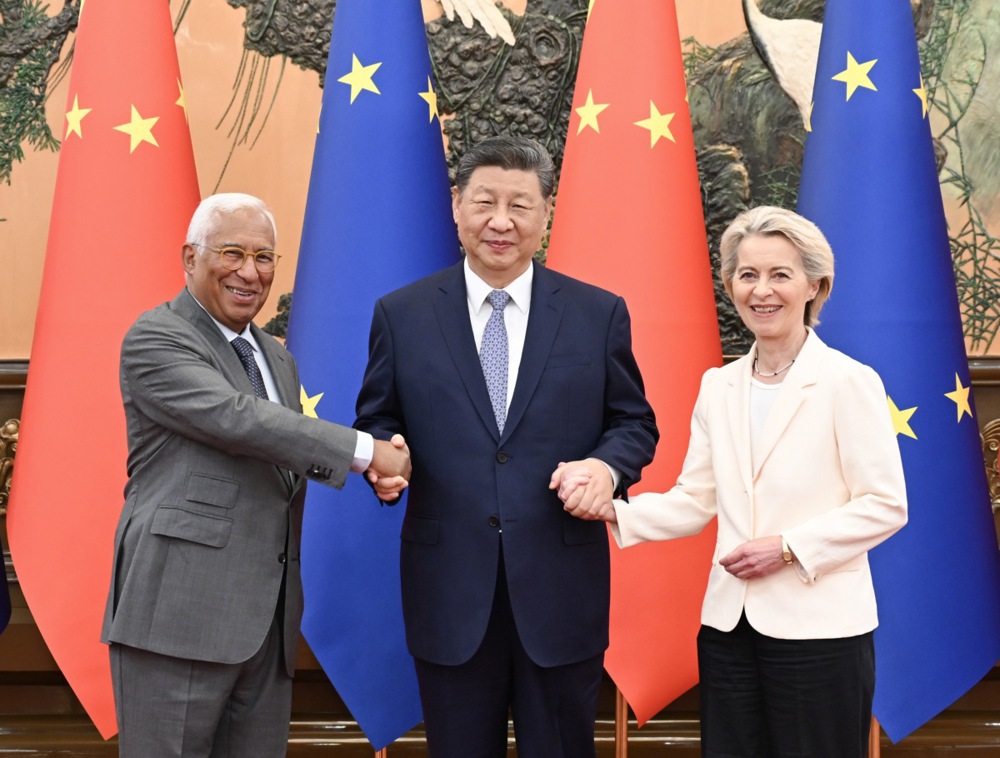 El presidente chino, Xi Jinping (c), el  presidente del Consejo Europeo, Antonio  Costa (iz) y la presidenta de la Comisión Europea,  Ursula von der Leyen (d) se saludan al comienzo de la cumbre UE-China en Pekín, el 24 de julio de 2025.