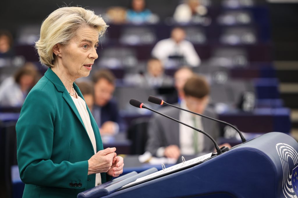 La presidenta de la Comisión Europea, Ursula von der Leyen, en una intervención ante el Parlamento Europeo.