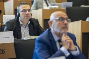 El PPE carga contra Von der Leyen por prometer, sin mandato, millonarias inversiones en Estados Unidos
