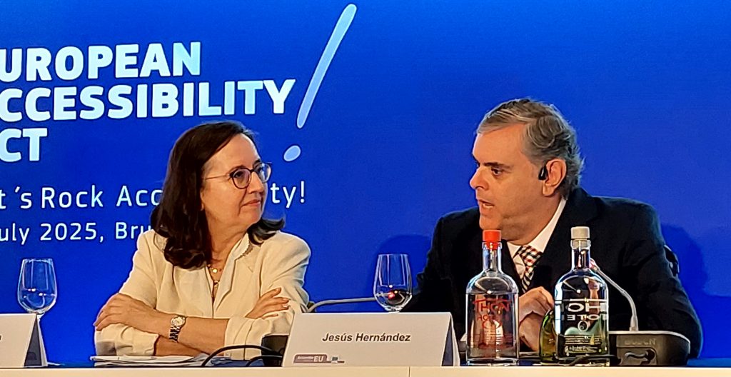 La experta en políticas de discapacidad Inmaculada Plasencia y Jesús Hernández, director de AccesibleEU, en el acto de Bruselas, el 3 de julio de 2025.