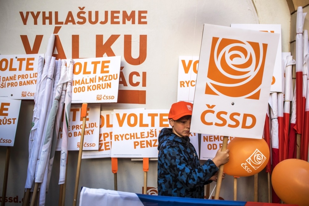 Un niño sostiene una pancarta del Partido Socialdemócrata Checo (CSSD) durante una manifestación en Praga, el 15 de octubre de 2017.