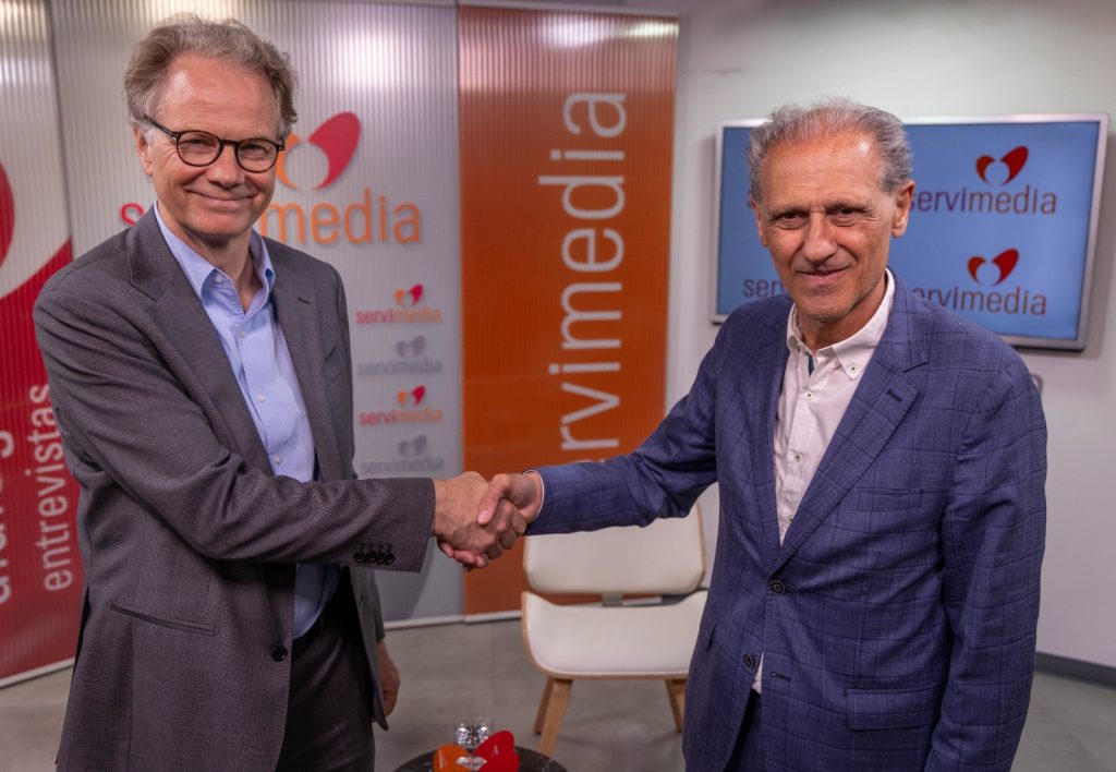 René Moerland, CEO de Euractiv (izquierda) y José Manuel González Huesa, Director General de Servimedia (derecha), tras la firma del acuerdo para potenciar la información de la UE.
