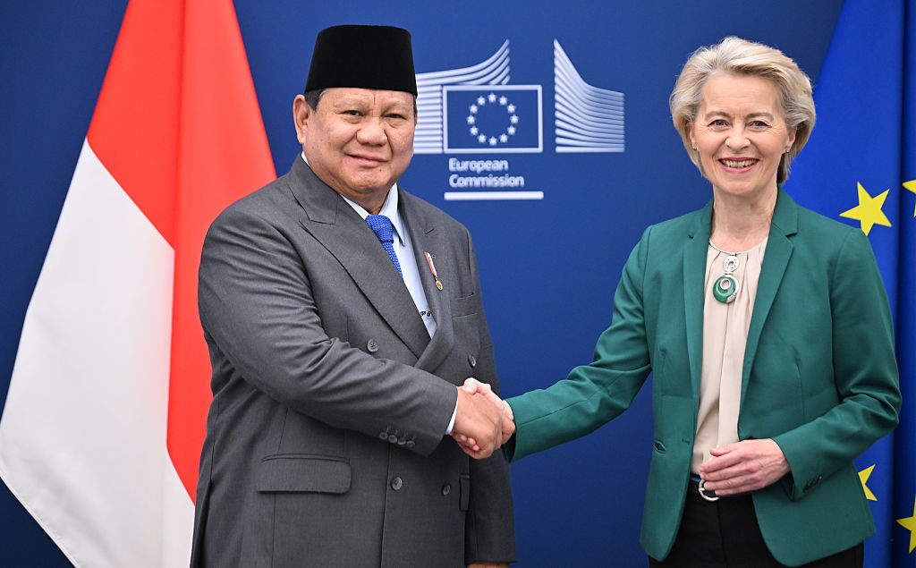 El presidente de Indonesia, Prabowo Subianto (izq.), saluda a la presidenta de la Comisión Europea, Ursula von der Leyen (der.), en Bruselas, el 13 de julio de 2025.