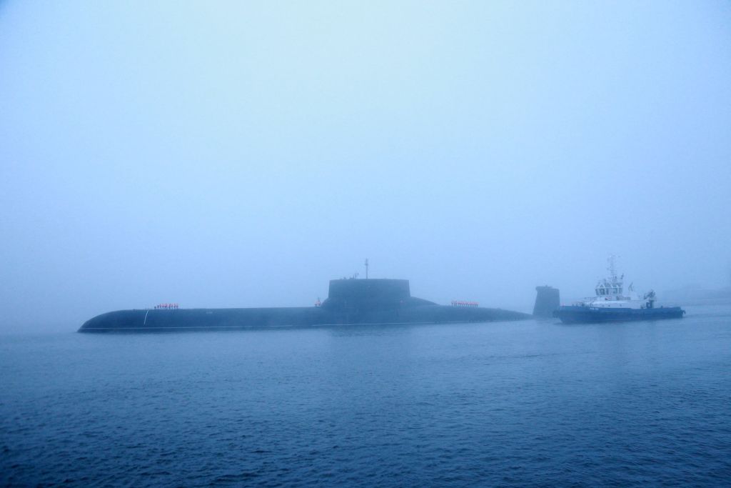 El submarino nuclear lanzamisiles balísticos Dmitriy Donskoy (TK-208) llega a San Petersburgo para participar en un desfile naval con motivo del Día de la Armada Rusa en Rusia, el 26 de julio de 2017.